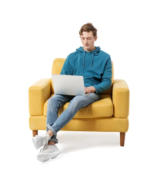 Mladý Muž Notebookem Sedí Křesle Bílém Pozadí — Stock fotografie