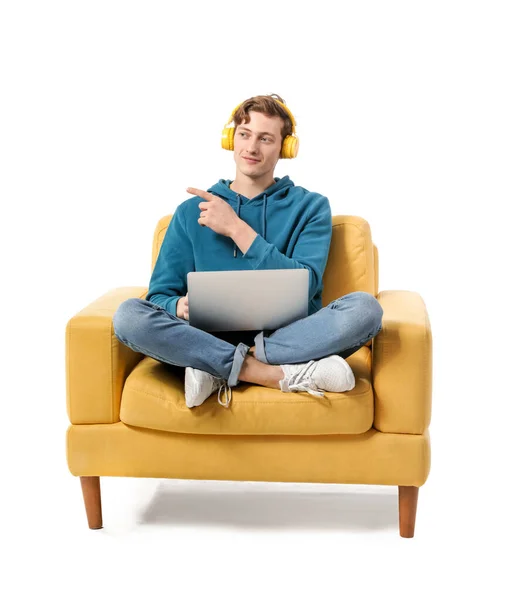 Jovem Com Laptop Ouvindo Música Enquanto Sentado Poltrona Fundo Branco — Fotografia de Stock