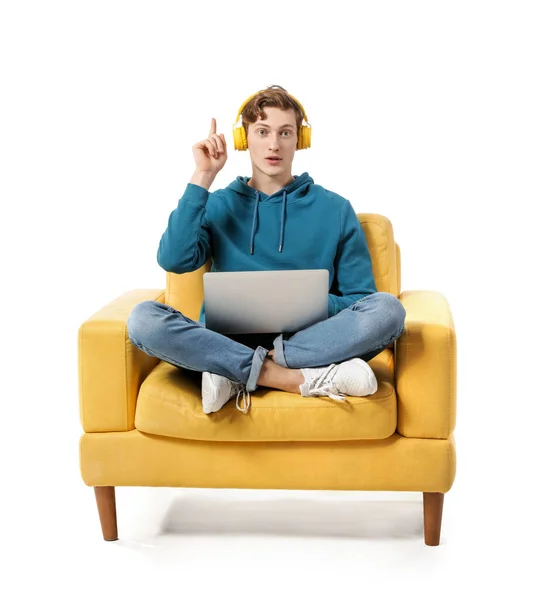 Молодий Чоловік Ноутбуком Піднятий Індексний Палець Слухає Музику Сидячи Кріслі — стокове фото