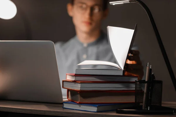 Hombre Joven Que Estudia Línea Casa Por Noche — Foto de Stock