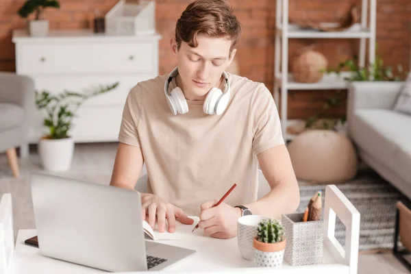 Hombre Joven Estudiando Línea Casa — Foto de Stock