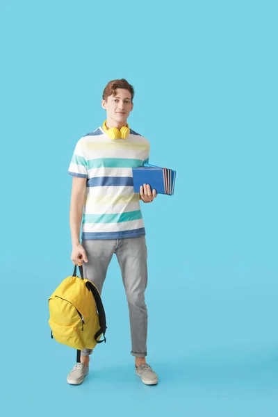 Estudante Masculino Com Livros Sobre Fundo Cor — Fotografia de Stock