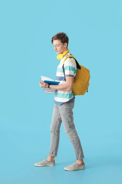 Estudante Masculino Com Livros Sobre Fundo Cor — Fotografia de Stock