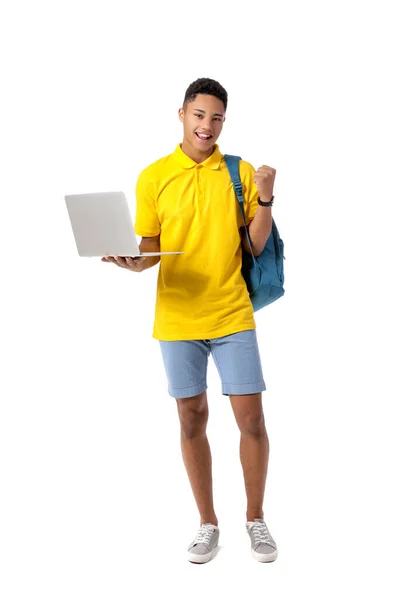 白い背景にノートパソコンを持つ幸せなアフリカ系アメリカ人学生 — ストック写真