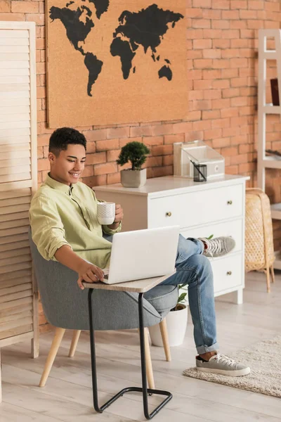 Jeune Homme Afro Américain Avec Ordinateur Portable Buvant Café Assis — Photo