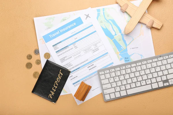 颜色背景的旅行保险和护照组合 — 图库照片