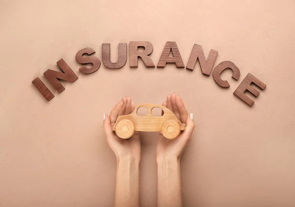 Ahşap Arabalı Kadın Renk Arkaplanda Kelime Insurance — Stok fotoğraf