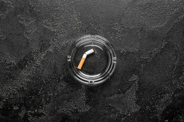 Asbak Met Sigaret Donkere Ondergrond — Stockfoto
