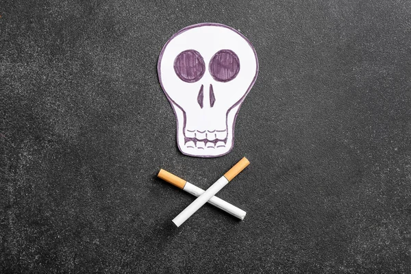 Crâne Papier Avec Cigarettes Croisées Sur Fond Sombre — Photo