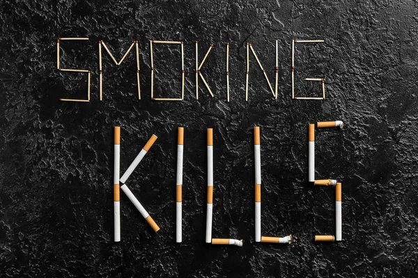 Tekst Smoking Kills Gemaakt Van Sigaretten Lucifers Donkere Achtergrond — Stockfoto