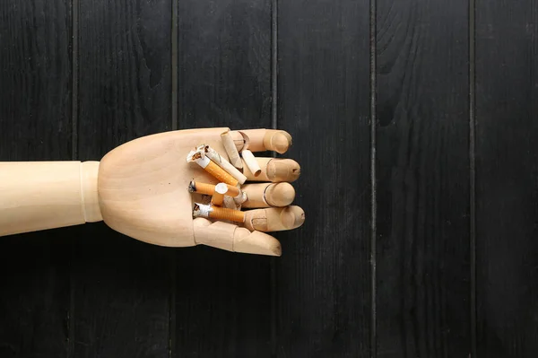 Dřevěná Ruka Cigaretami Tmavém Pozadí — Stock fotografie