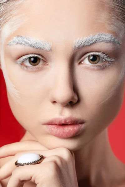 Hermosa Mujer Joven Con Cejas Teñidas Anillo Con Estilo Fondo — Foto de Stock