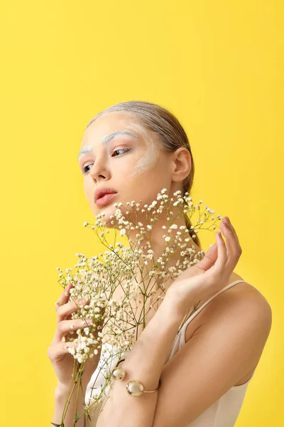 Mulher Bonita Com Sobrancelhas Tingidas Flores Fundo Cor — Fotografia de Stock