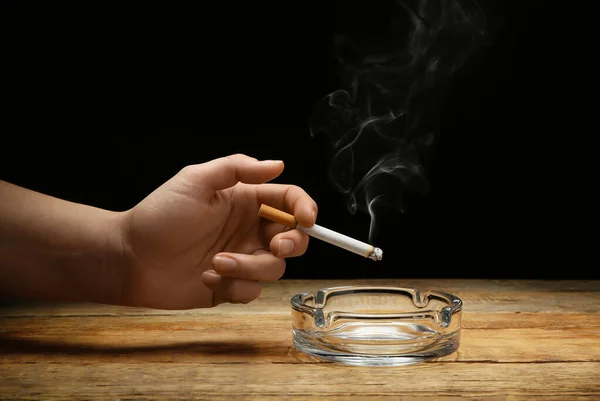 Žena Kouření Cigarety Tmavém Pozadí Detailní Záběr — Stock fotografie