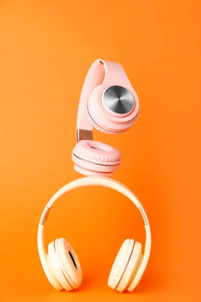 Auriculares Modernos Sobre Fondo Color —  Fotos de Stock