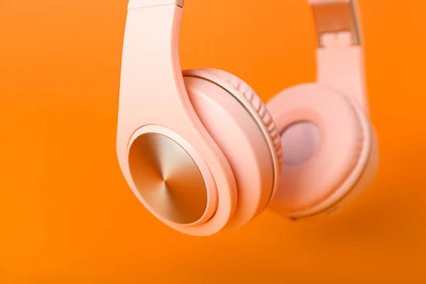 Auriculares Modernos Sobre Fondo Color —  Fotos de Stock