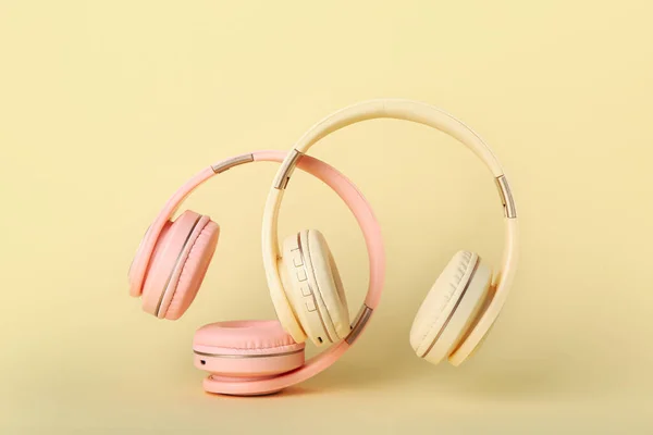 Auriculares Modernos Sobre Fondo Color —  Fotos de Stock