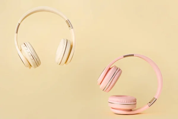 Auriculares Modernos Sobre Fondo Color —  Fotos de Stock