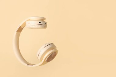 Renkli arka planda modern kulaklıklar