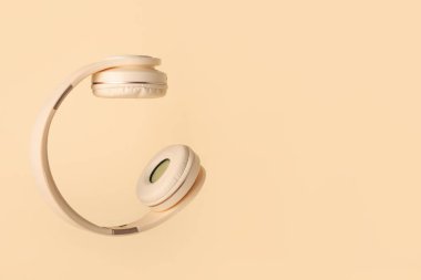 Renkli arka planda modern kulaklıklar