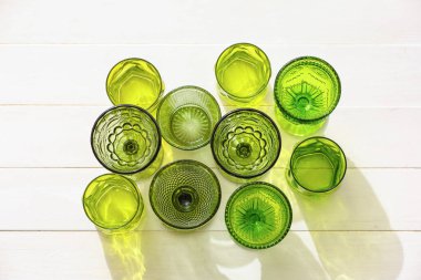 Açık ahşap zemin üzerinde güzel boş bardaklar