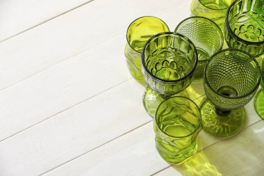 Açık ahşap zemin üzerinde güzel boş bardaklar