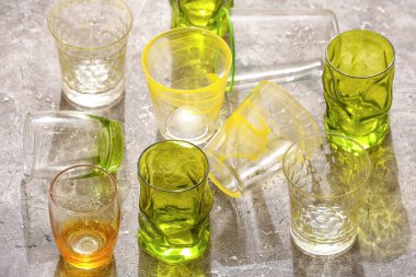 Gri arkaplanda güzel boş bardaklar