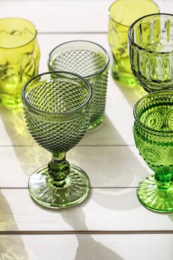 Açık ahşap zemin üzerinde güzel boş bardaklar