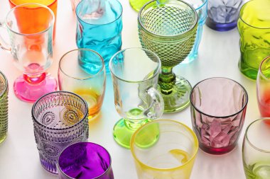 Açık arkaplanda güzel boş bardaklar