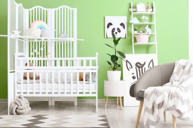 Rahat yatağı olan şık bir çocuk odası.