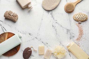 Hafif arkaplanda kozmetik ürünlerden ve banyo malzemelerinden yapılmış çerçeve