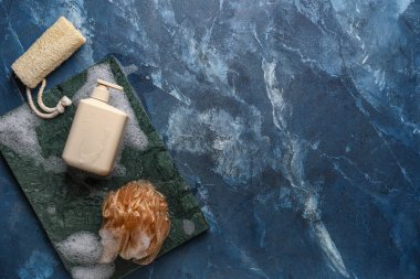 Renkli köpüklü duş jeli.