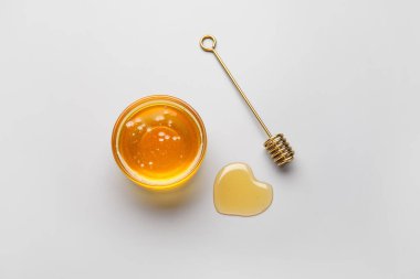 Beyaz arka planda bal ve kepekli kalp