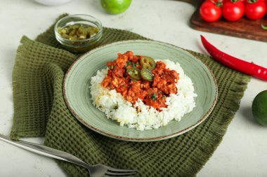 Hafif arka planda lezzetli biber, pirinç ve turşulu jalapeno.