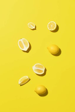 Renk arkaplanında taze limonlar