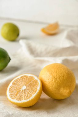 Açık kumaş arka planında sağlıklı limon ve limon