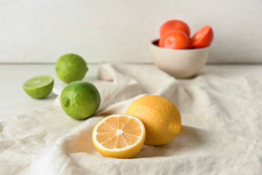 Açık kumaş arka planında sağlıklı limon ve limon