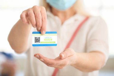 Havaalanında Uluslararası Aşı Sertifikalı kadın turist, yakın plan.