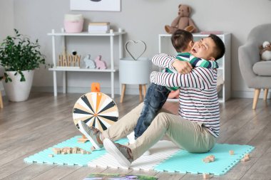 Mutlu baba ve oğul evde kucaklaşıyor.