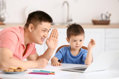 Babası ve küçük oğlu mutfaktalar.