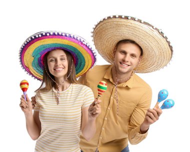 Şapkalı mutlu Meksikalı çift ve beyaz arka planda marakas.