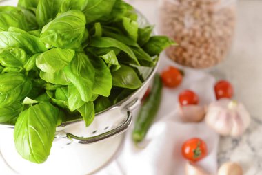 Taze fesleğen yapraklı Colander, yakın plan.