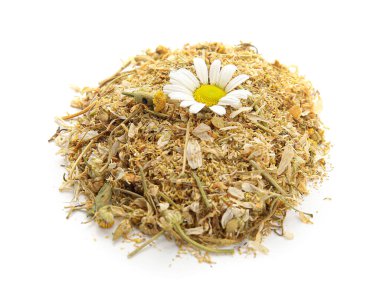 Beyaz arka planda kurumuş papatya yığını