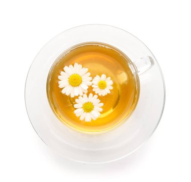 Beyaz arka planda bir fincan lezzetli papatya çayı.