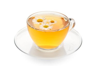 Beyaz arka planda bir fincan lezzetli papatya çayı.