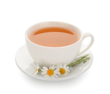 Beyaz arka planda bir fincan lezzetli papatya çayı.