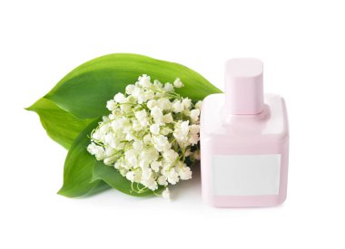 Bir şişe parfüm ve beyaz arka planda zambak.