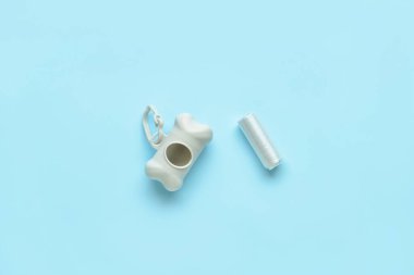 Renk arkaplanında evcil çöp torbaları olan dağıtıcı