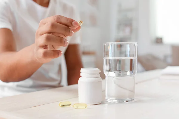 Afro Americano Adolescente Tomando Aceite Pescado Píldora Casa Primer Plano — Foto de Stock