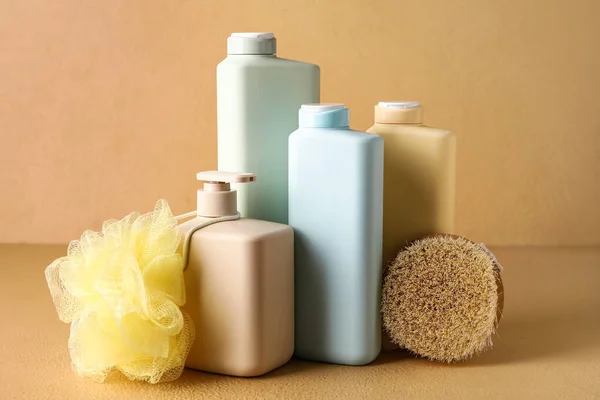 Botellas Productos Cosméticos Esponja Cepillo Masaje Sobre Fondo Color —  Fotos de Stock